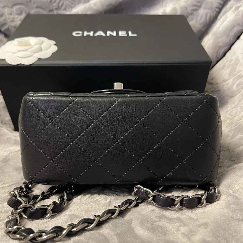 Shoulder Strap Drop: 20.75" Height: 5.5" Width: 6.75"
Depth: 2.75"